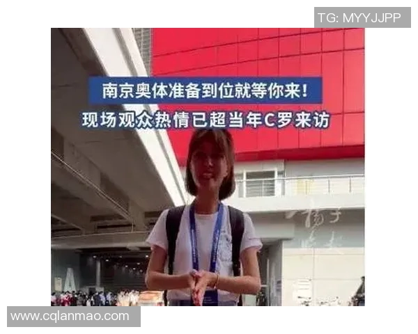 美女记者深入球场采访足球明星揭示背后的故事与梦想