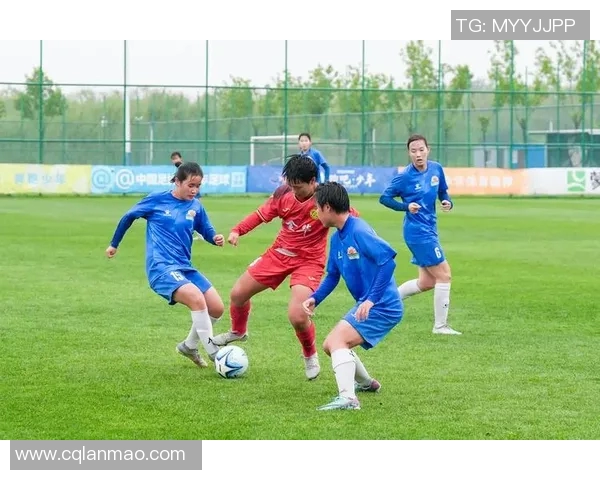 女性足球明星优雅奔跑姿态的精彩瞬间展示