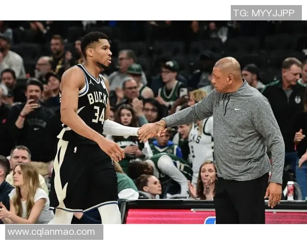 字母哥愤怒撕裂球衣雄鹿惨败后更衣室内冲突不断引发关注